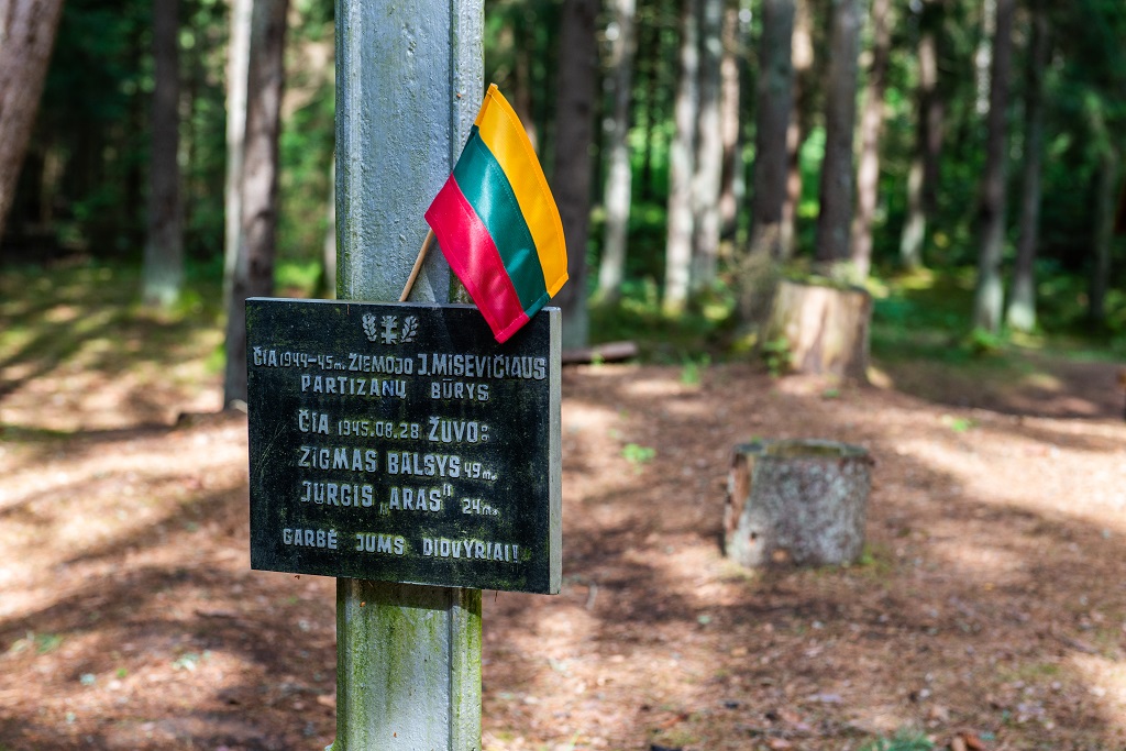584 kilometer Litauen - Kaunas - Partisan - gjemmested - skog - landsbyen Papiskiai